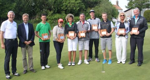 Golfer aus Leidenschaft und für einen guten Zweck. Zum Gruppenfoto stellten sich Vereinspräsident Uwe Eisch und die stolzen Sieger des Turniers (v.l.n.r.): Uwe Eisch, Dr. Klaus Scheidtmann vom Hegau-Jugendwerk und die Turniergewinner Guillaume Duval, Ulrike Pugh, Katrin Köhler, Klaus Martin, Jonathan Gignoux, Alain Wermuth, Roswitha Nowak-Schroff und Willi Allgaier. Bild: GCS